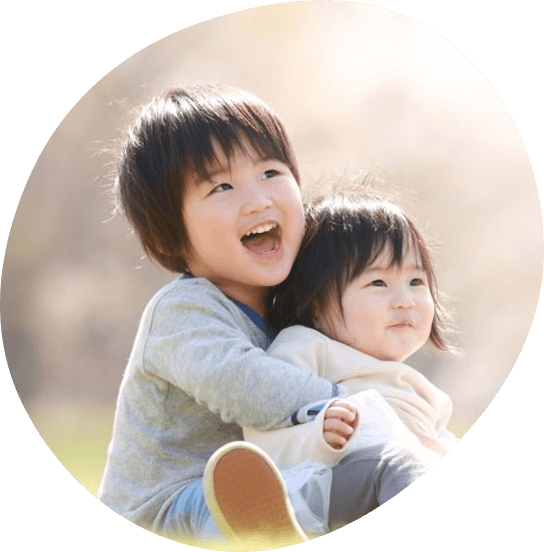 幼い兄弟の写真