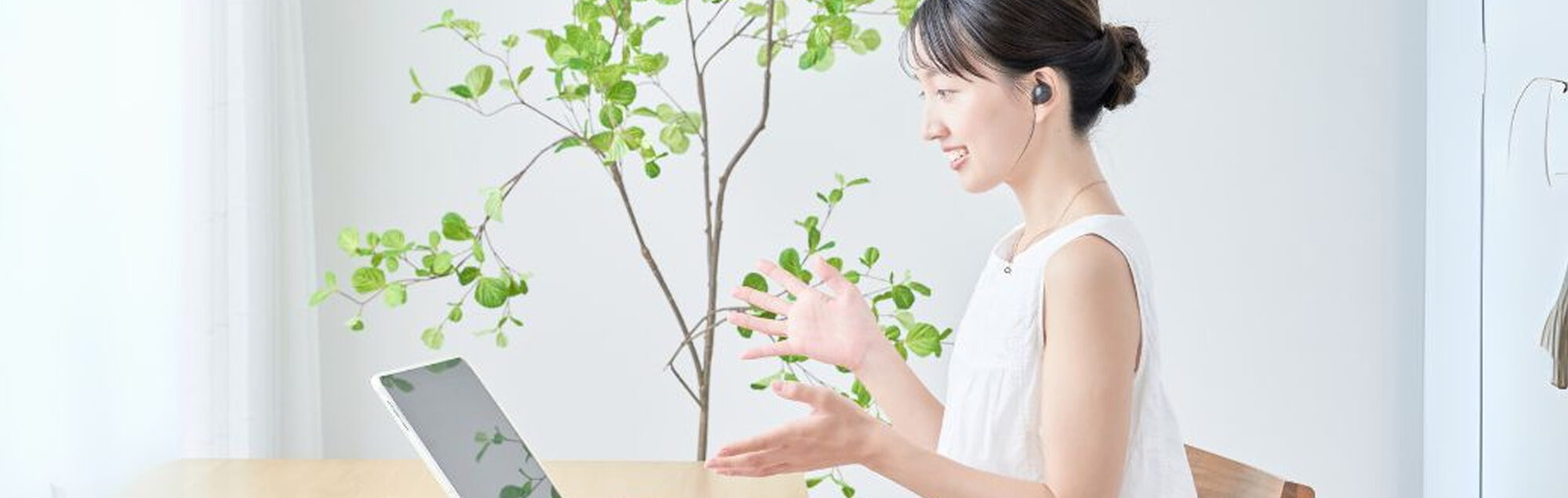 女性がパソコンで話している写真