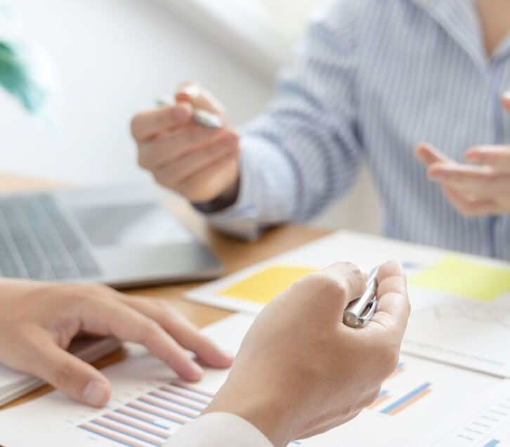 話し合う2人の手元